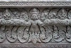 Linteau. Kapilapura (Angkor). Style de Preah Ko. 875-900. Grès. H. 53 x L. 172 cm. Musée Guimet