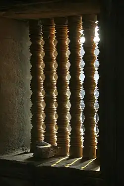 Fenêtre à claustra d'Angkor Vat datant du XIIe siècle.