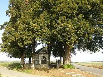 Chapelle Saint-Roch au milieu de son îlot de verdure.