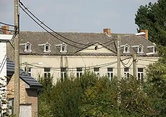 Ferme-couvent rue Bernier, édifice néoclassique bordant le côté est de la cour.