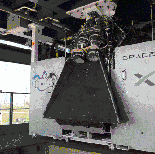 Animation du test de deux moteurs Super Draco, d'après une mozaïque de photos.