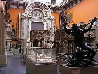 Moulage en plâtre de la Porta Magna de la basilique San Petronio de Bologne, par Jacopo della Quercia.