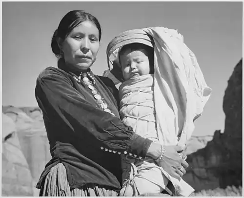 Femme et bébé Diné, Monument national du Canyon de Chelly, Arizona, 1941.