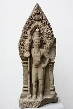 Ascète shivaïte. Élément du palais royal, Angkor Thom. Style des Khleang, v. 975-1025.Grès, H. 119 cm. Musée Guimet