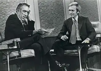 Anthony Quinn et Dick Cavett sur le plateau du Dick Cavett Show en 1971.