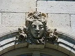 L’un des six mascarons qui ornent le logis.