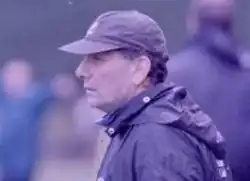 vue de profil d'une homme avec une casquette.