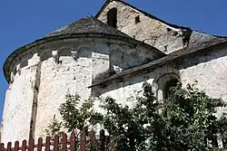 L'abside, à droite la sacristie.