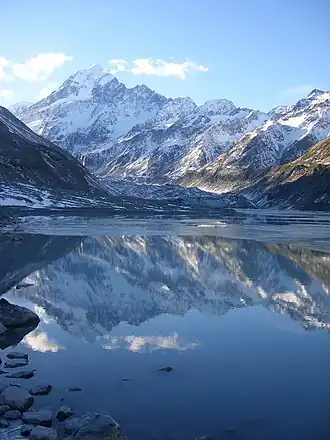 Vue de l'Aoraki/mont Cook avec le lac de fonte du glacier Hooker au premier plan.