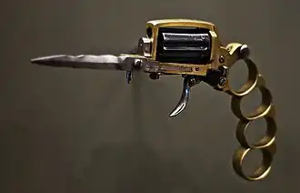 Un revolver Apache, une arme qui combine un coup-de-poing américain avec une arme à feu et une dague.Grand Curtius, Liège, Belgique.