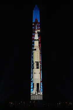 Lors du spectacle du 50e anniversaire d'Apollo 11, une image de Saturn V est projetée sur le Washington Monument à Washington, D.C. le 20 juillet 2019.