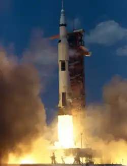 Photographie en couleur du décollage de la fusée Saturn V de la mission Apollo 16.