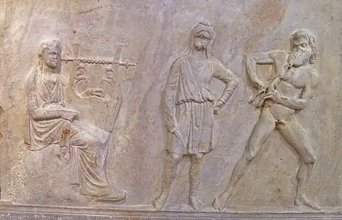 Le concours entre Apollon et Marsyas. Base de Mantinée, œuvre de l'atelier de Praxitèle, IVe&nbsp;siècle&nbsp;av. J.-C., musée national archéologique d'Athènes.