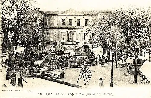 Le marché sur la place de la sous-préfecture