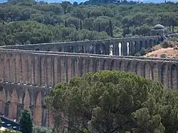 Aqueduc des Pegões : canal, virage, édifice de décantation