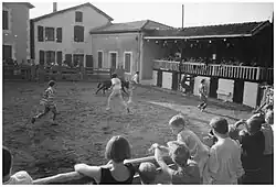 Arènes avec la piste clôturée par des barrières en bois - 1993.