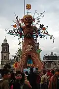 Les références aux rites indigènes mexicains sont fréquentes (ici, en 2010, Mictlantecuhtli)