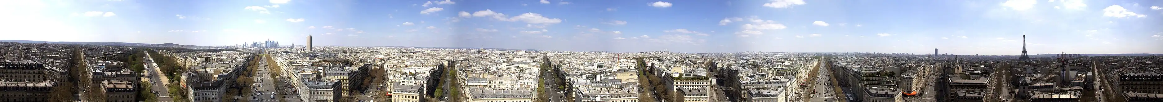 Vue panoramique de Paris depuis la terrasse au sommet de l'Arc de Triomphe.