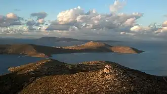 Partie orientale de l'île. À l'arrière-plan, l'île de Lipsí.