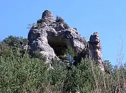 Arche du Valat Nègre sur le causse noir, La Roque-Sainte-Marguerite, Aveyron, France.