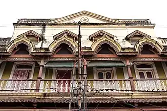 Bâtiment ancien dans une rue du quartier Hussaini Alam.