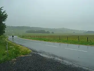 Pluie et chaussée détrempée à proximité du col du Pranlet (1&nbsp;363&nbsp;m) sur l’Ardéchoise 2016