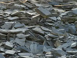 Chutes d’ardoises inexploitables pour la confection de tuiles.