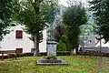 Monument avec une croix en fer (au Trech).