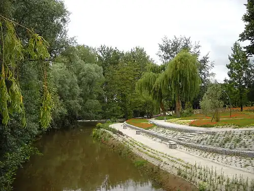 L'Orne devant un parc public d'Argentan.