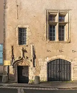 Eléments gothiques (portail, fenêtre) sur une maison au coin de la rue Raspail et de la rue des Vieilles Boucheries.