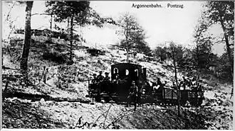 avec sa voie de chemin de fer,