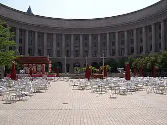 L'Ariel Rios Building. En arrière-plan apparait le sommet de la tour du Old Post Office Pavilion.