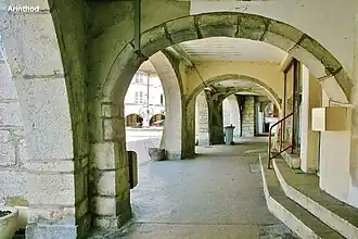 Les arcades de la place centrale d'Arinthod.