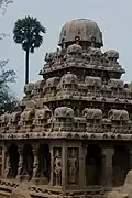 Mahabalipuram, VIIe&nbsp;siècle. Le temple monolithe (râtha) d'Arjuna.
