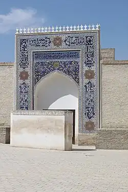Porte d'entrée conduisant à la salle du trône.