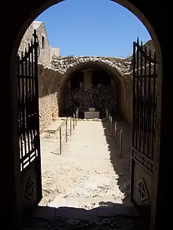 photographie couleurs : un passage voûté fermé par une grille