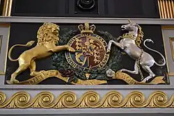 Armoiries royales (celles de George IV, roi au temps de la complétion de l'église).