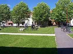 Espace public devant la médiathèque, avec stationnement pour les vélos, juin 2008.