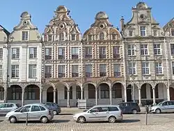 Des façades de la Grand-Place d'Arras, avec un assemblage courant dans la région de craie (ossature et sculptures), grès (soubassements et arcades) et brique (remplissage des murs).