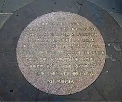 Image d'un cylindre gravé d'un texte en lettres dorées