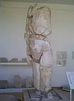 photo couleurs : statue fémninine debout très fragmentaire.