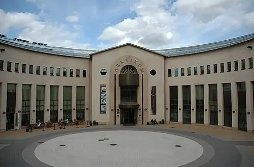 Entrée commune aux deux musées,vue depuis le sud