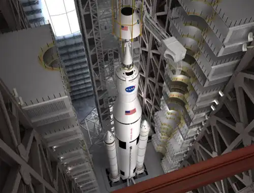 Vue d'artiste du lanceur Space Launch System dans l'une des baies d'assemblage du VAB.