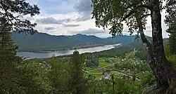 Partie du village au premier plan et Iogatch en arrière-plan.