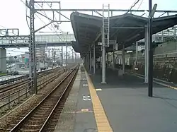 Quai et voies de service.