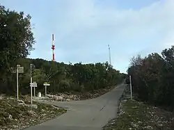 Le croisement (561&nbsp;m) avec les routes de Seynes et Bouquet et le raidillon final.