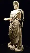L'Asclépios de Mérida, IIIe&nbsp;siècle&nbsp;av. J.-C., actuellement identifié comme Serapis. C'est considéré comme « la meilleure sculpture grecque en pierre de la Méditerranée occidentale et la seule de grandes proportions trouvée dans la péninsule ibérique ».