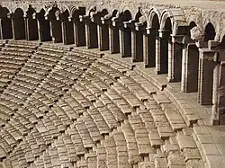 Cavea et galerie à arcades