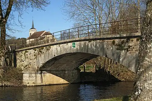 Pont de la route de Givry sur la Cureet église Saint-Jacques-le-Majeur.Vue vers le Nord-ouest.