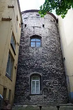 Vue de la tour depuis la cour.